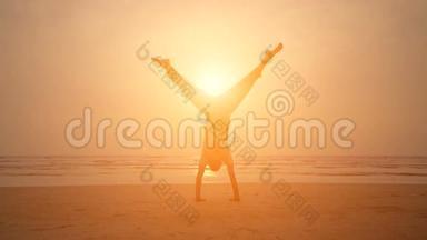 日落时分在海滩上做瑜伽的男人